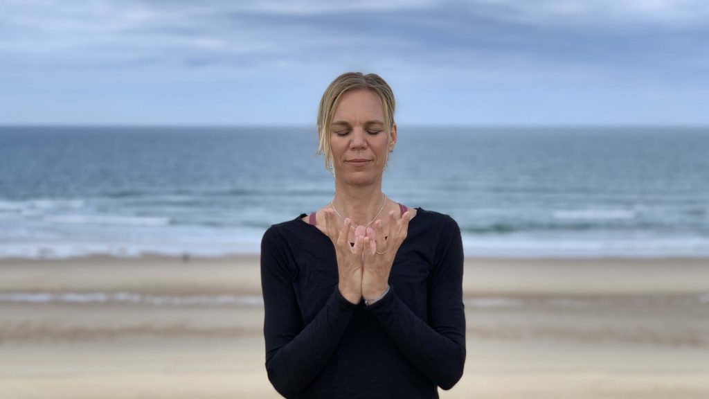 Bärbel von YOGAMOUR bei einer aktiven Meditation