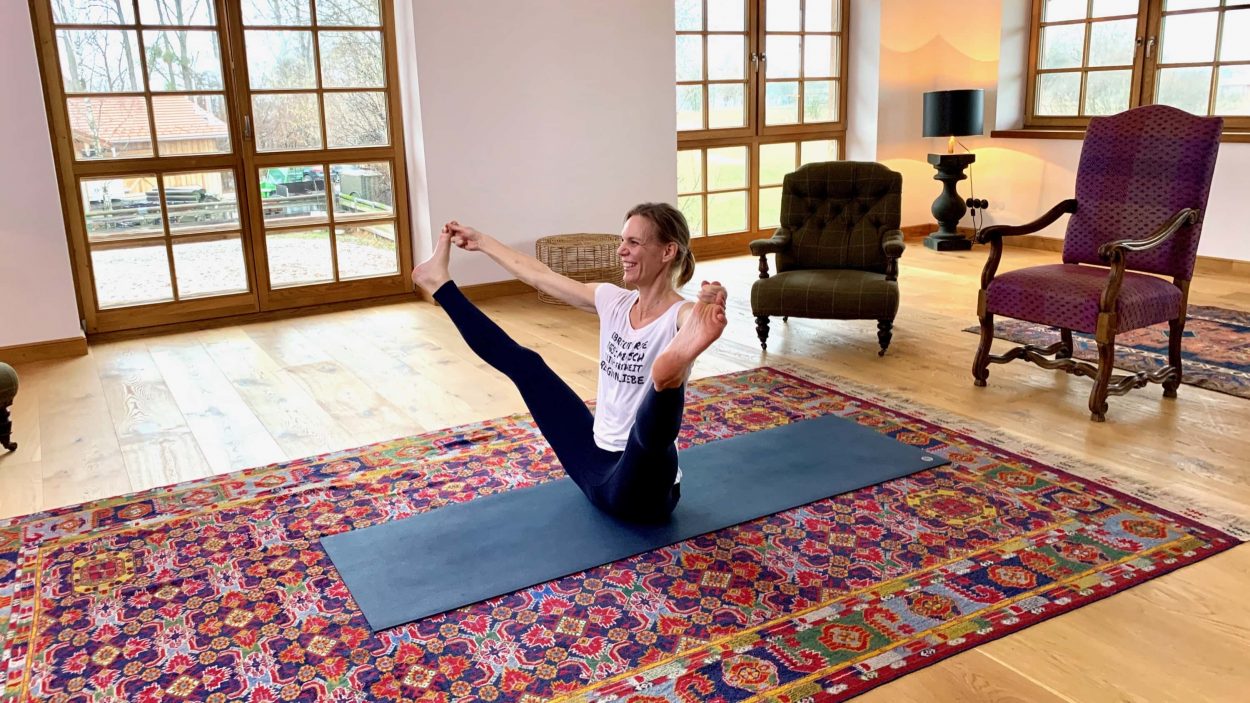 YOGAMOUR 109: Blühender Lotus