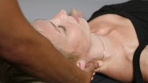 Wie geht eigentlich eine einfache Nackenmassage?