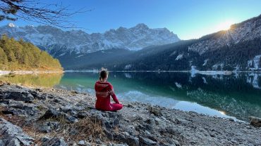 Bärbel meditiert am Eibsee