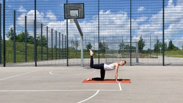 Bärbel trainiert den Gluteus Maximus auf einem Sportplatz