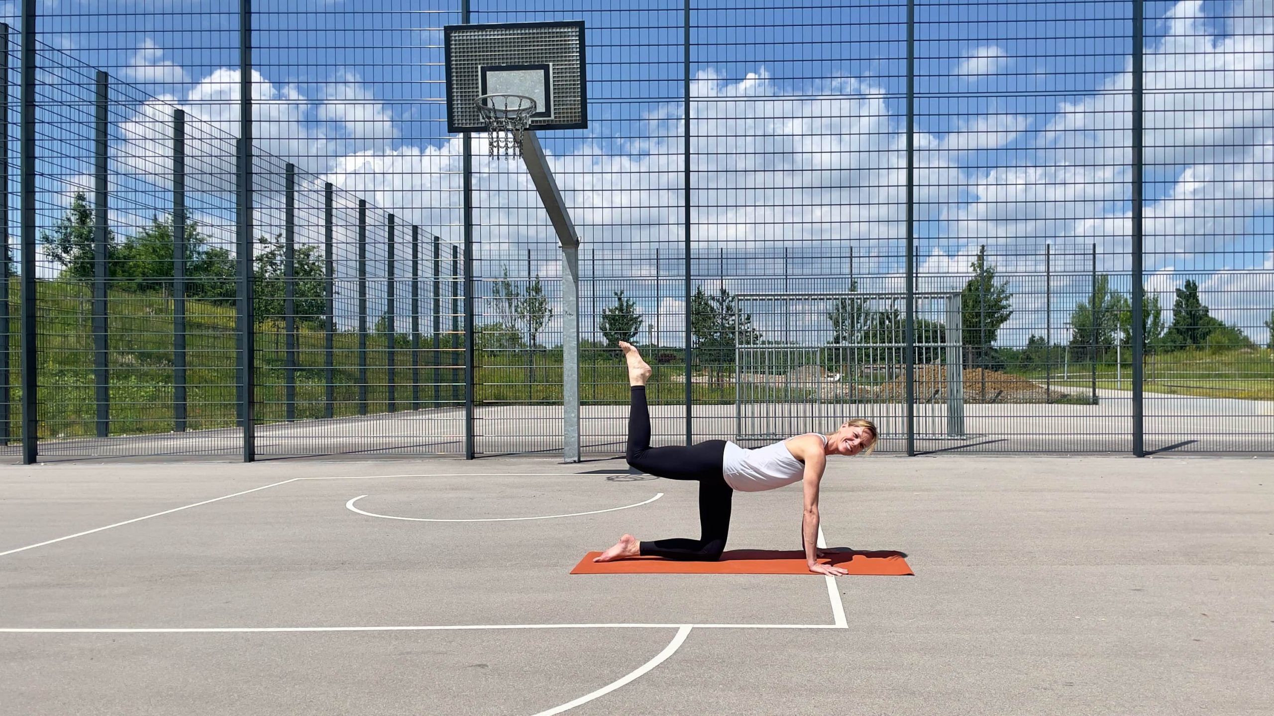 Bärbel trainiert den Gluteus Maximus auf einem Sportplatz