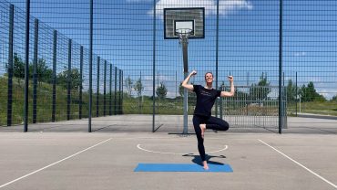 Bärbel auf dem Sportplatz