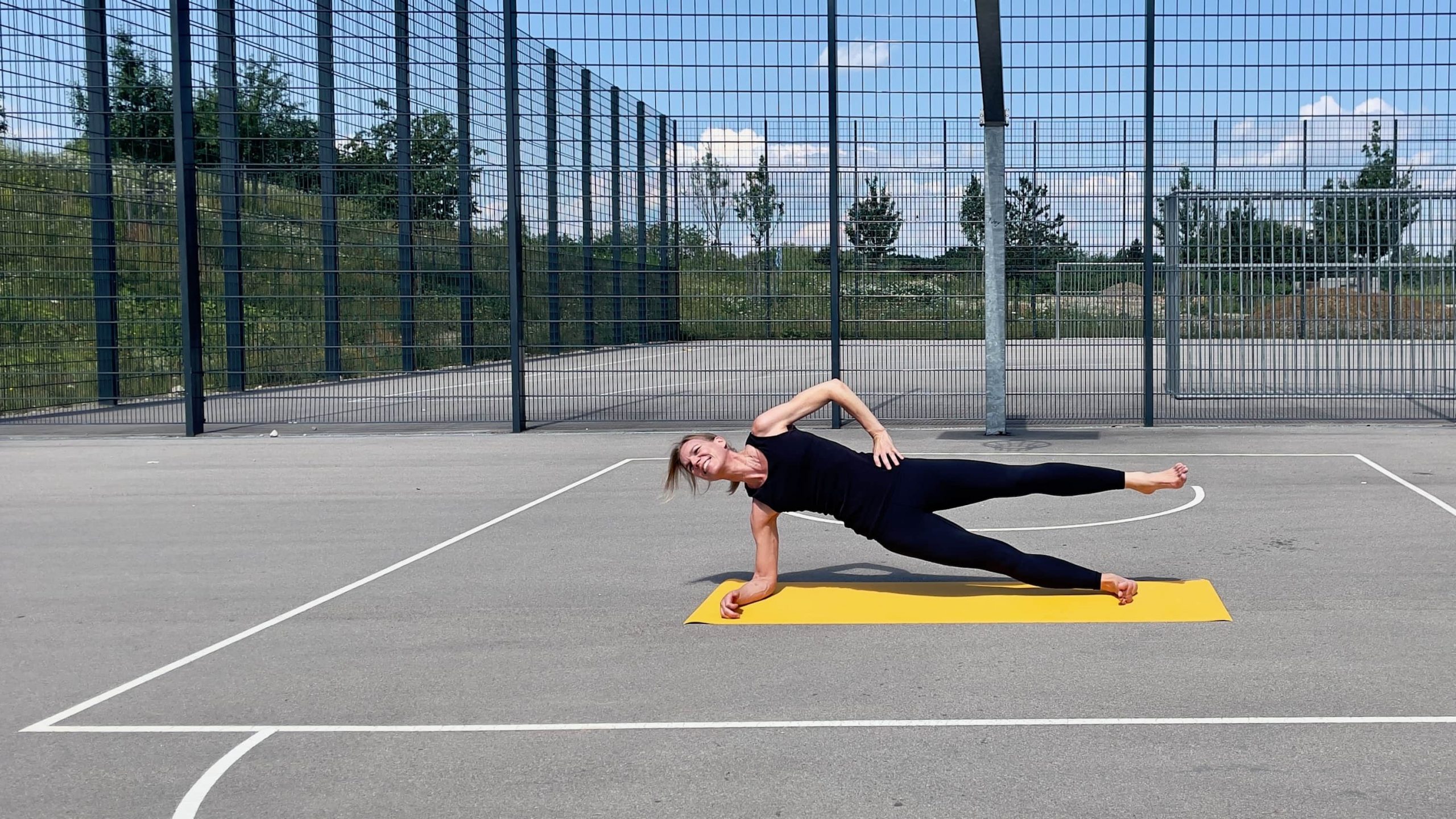 Bärbel auf dem Sportplatz