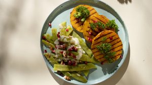 Butternuss-Kürbis-Steaks mit Bohnensalat