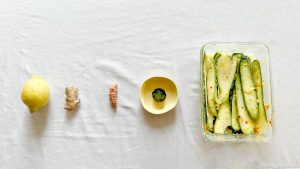 Marinierte Zucchini mit Kurkuma und Ingwer