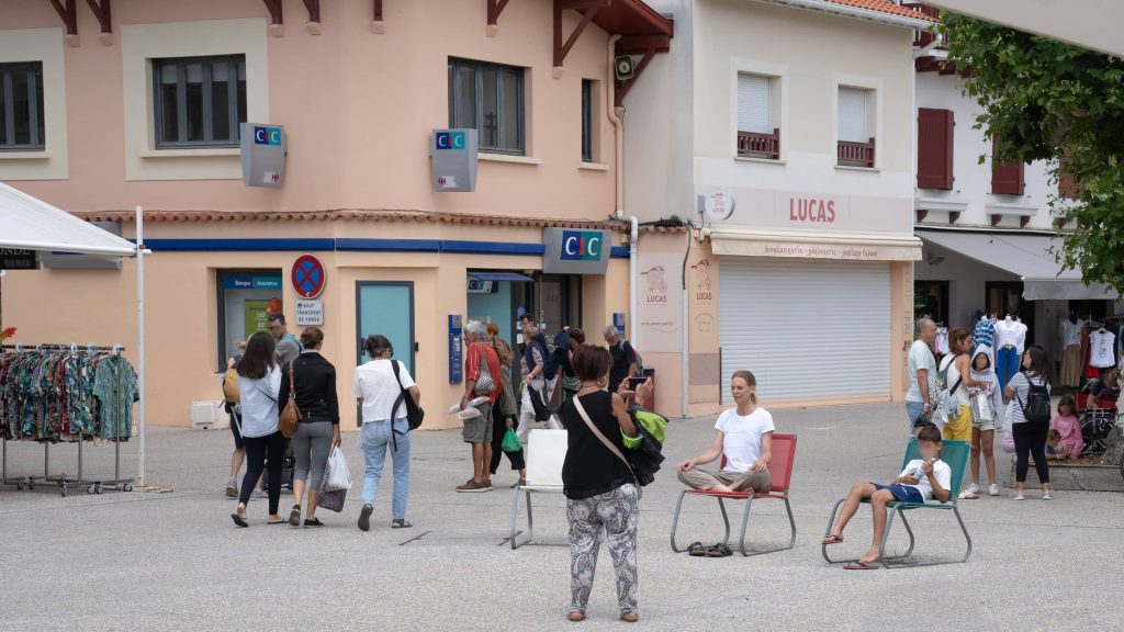 Bärbel meditiert inmitten von Menschen