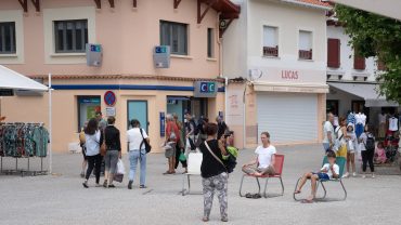 Bärbel meditiert inmitten von Menschen