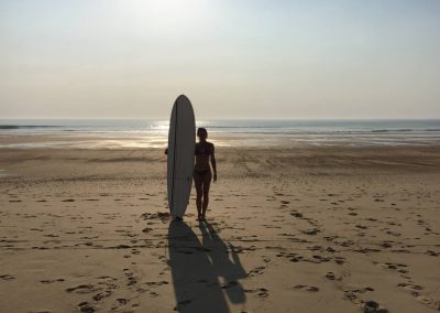 Atlantic Surf Lodge: Bärbel mit Brett am Strand