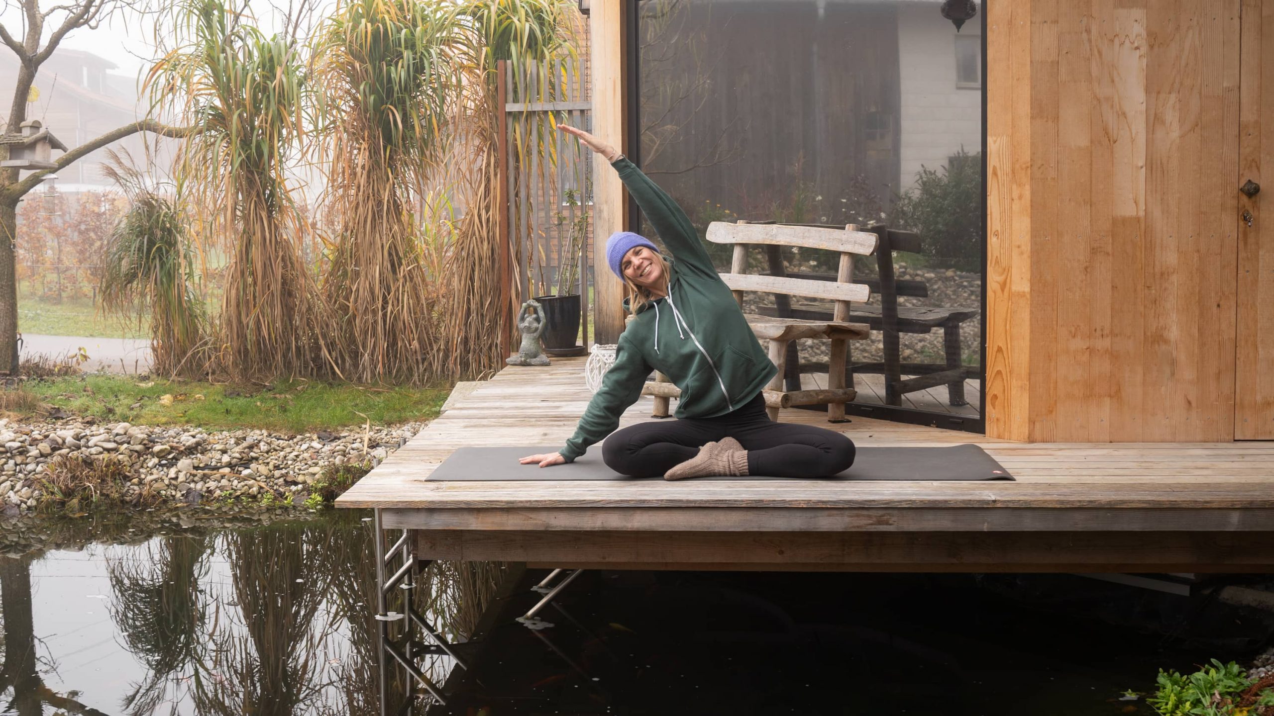 Bärbel von YOGAMOUR übt die Magic 7