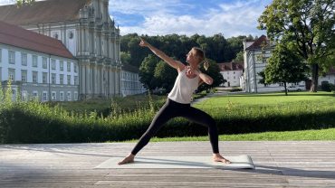 Bärbel von Yogamaour mit »Usain Bolt Āsana«