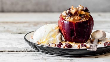 Bratapfel mit Vanilleeis und Zitronen-Oliven-Öl