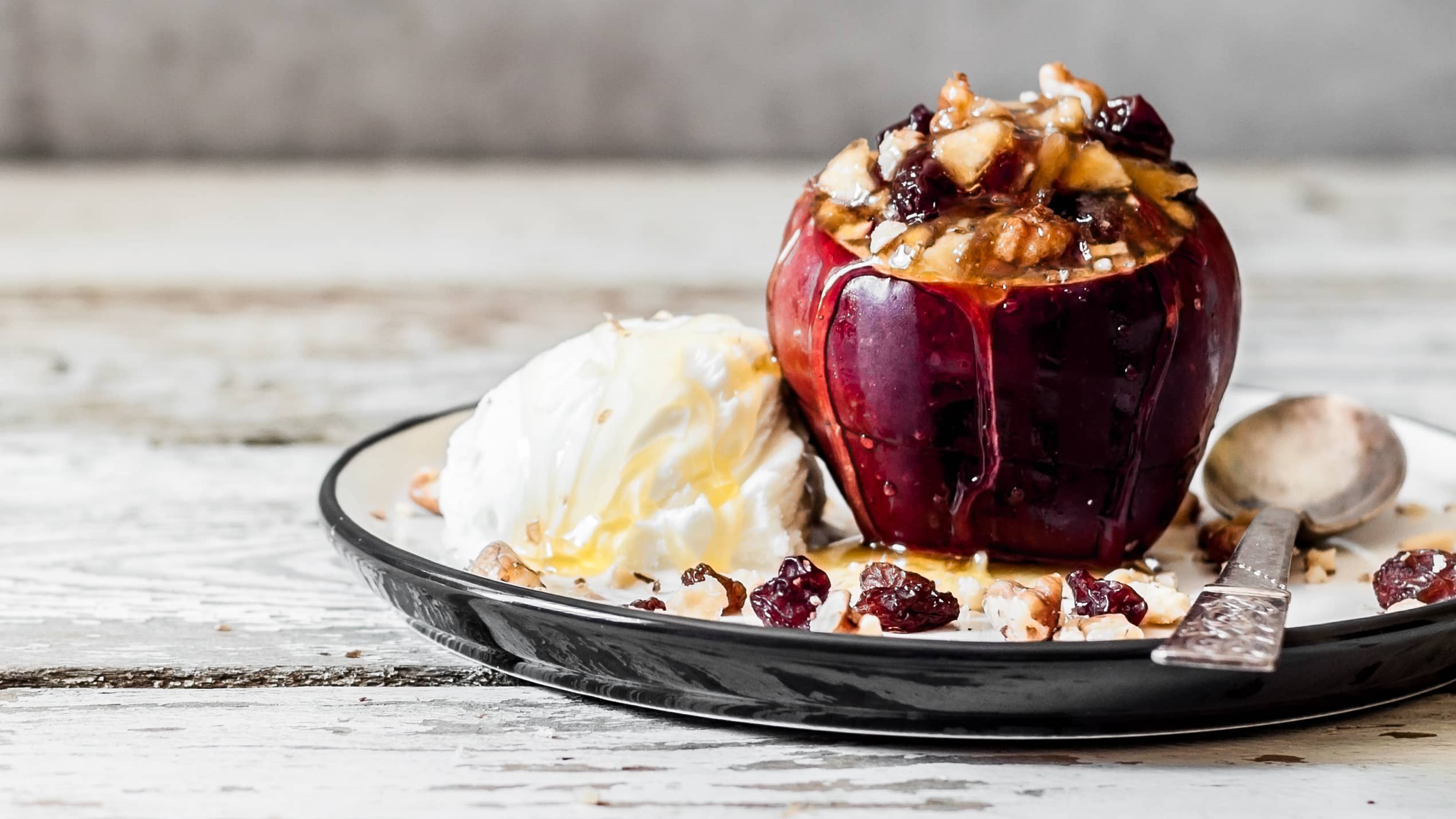 Bratapfel mit Vanilleeis und Zitronen-Oliven-Öl