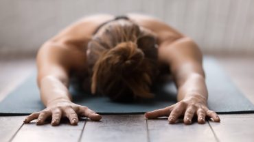 Schulterpartie einer Yogaschülerin