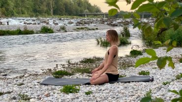 Bärbel von YOGAMOUR an der Isar. Atemübung: 5-4-3-2-1-Grounding Technik
