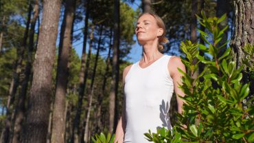 Bärbel von YOGAMOUR im Wald bei einer Atemübung