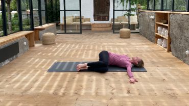 Bärbel von YOGAMOUR beim Yin Yoga