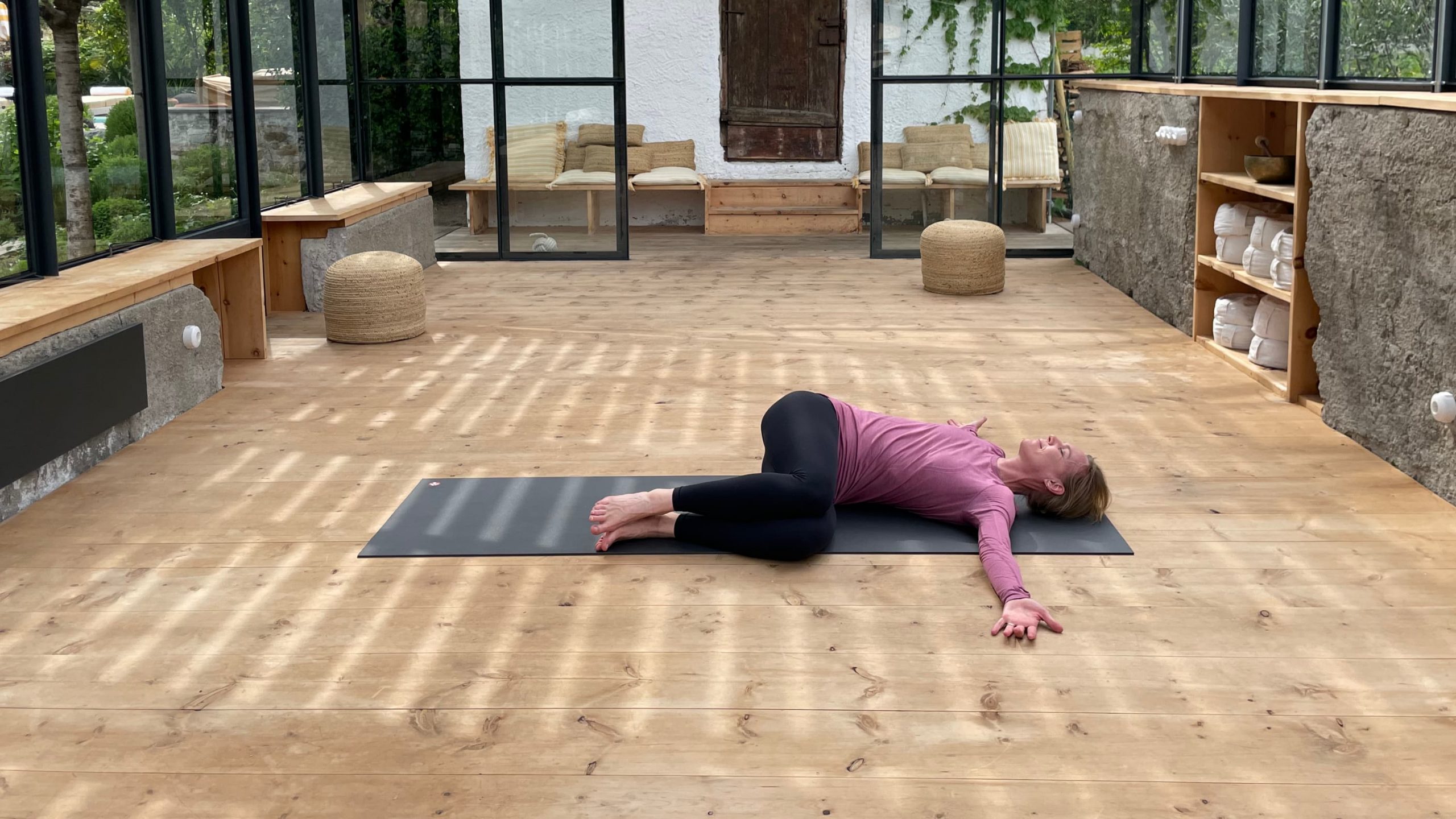 Bärbel von YOGAMOUR beim Yin Yoga