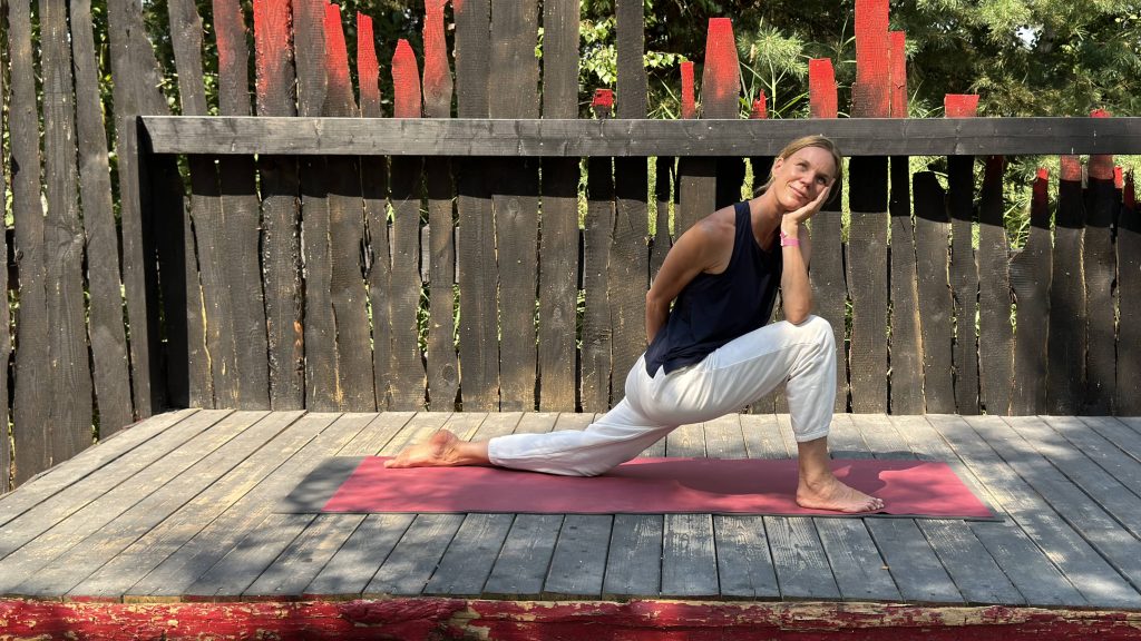 YOGAMOUR 186: Bärbel im "Nachdenklichen, Twisted Dragon"