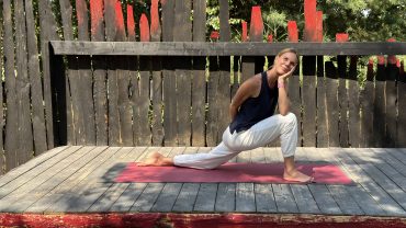 YOGAMOUR 186: Bärbel im "Nachdenklichen, Twisted Dragon"