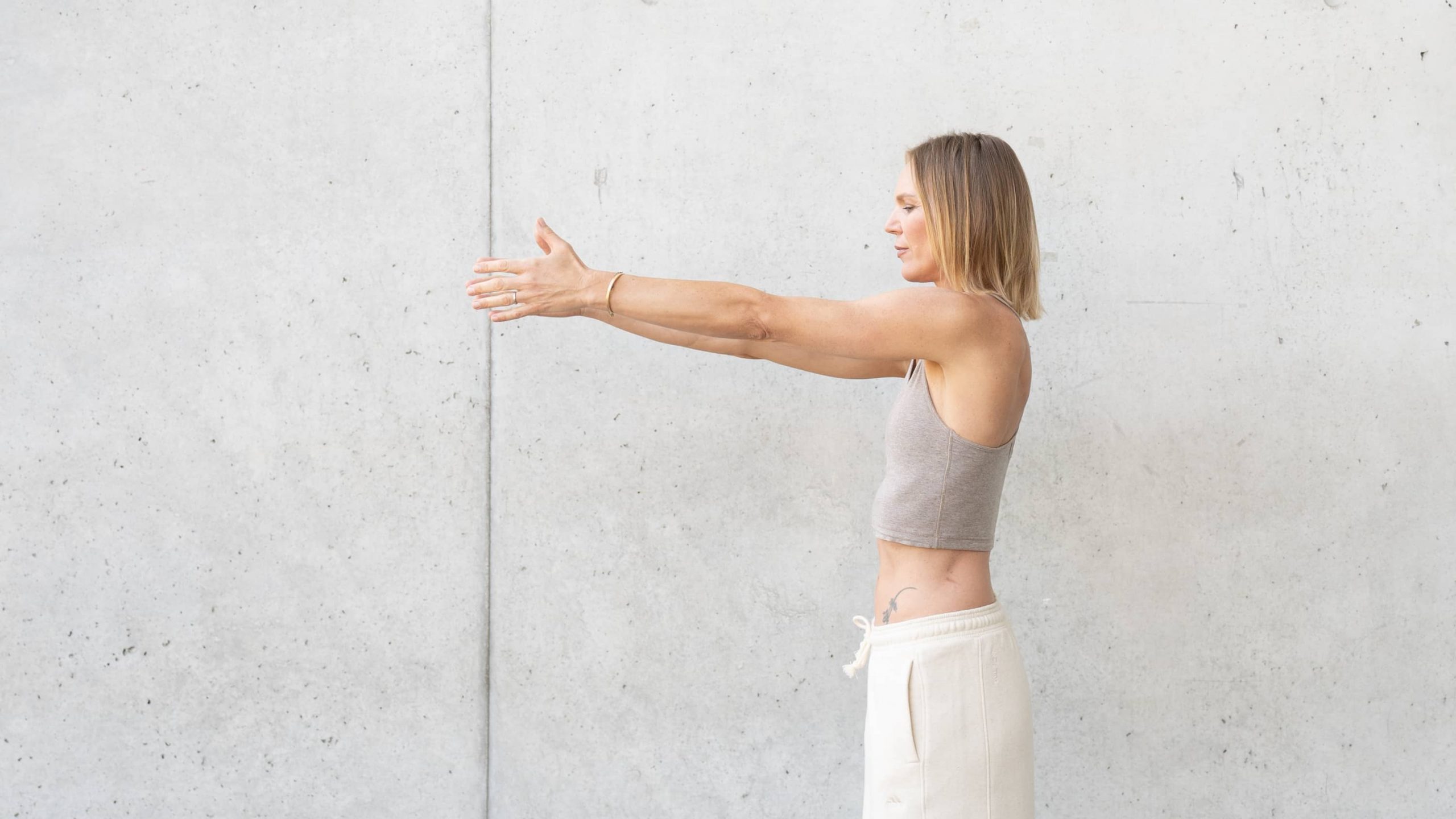 Die 11 YOGAMOUR-Videos für Schultern und Nacken