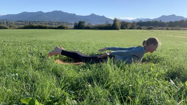 Yoga im Alltag: Bärbel von YOGAMOUR macht die Heuschrecke
