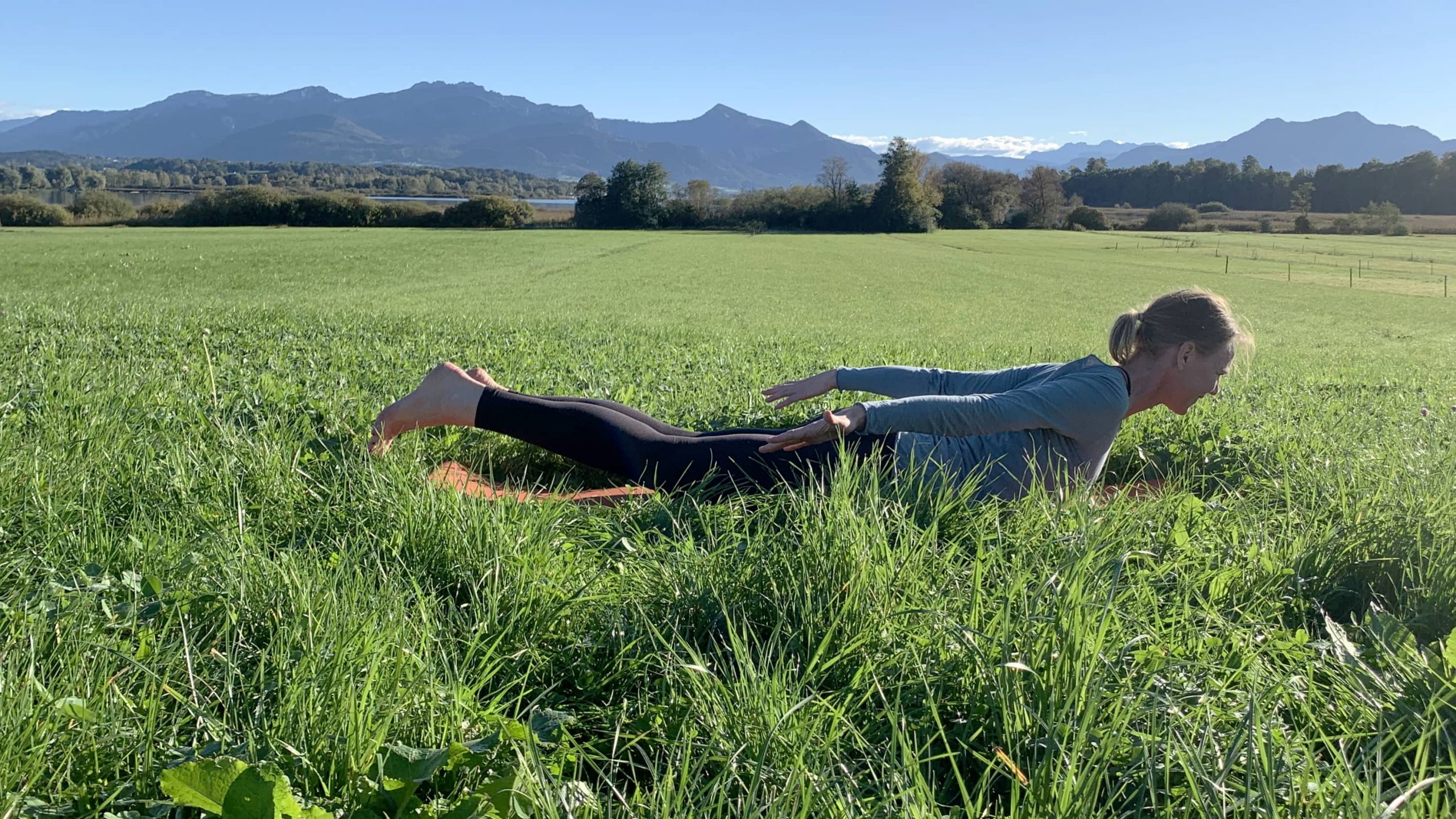 Yoga im Alltag: Bärbel von YOGAMOUR macht die Heuschrecke