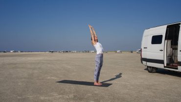 YOGAMOUR 190: Bärbel beim »Nordsee-Sonnengruß«