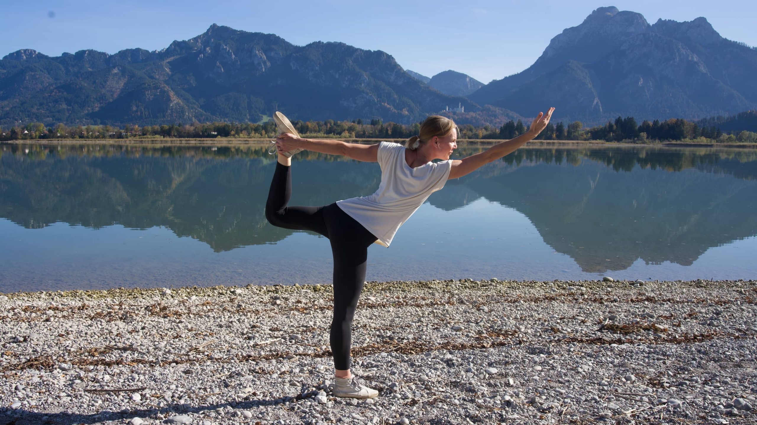 Bärbel von YOGAMOUR beim Tanzenden Krieger vor dem Schloss Neuschwanstein
