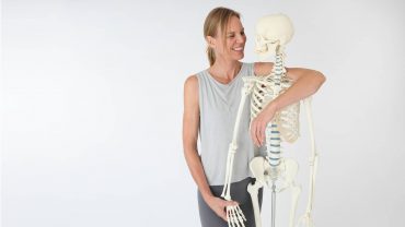 Bärbel von YOGAMOUR mit Skelett