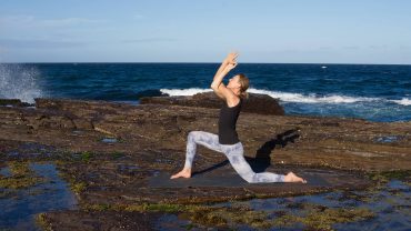Bärbel von YOGAMOUR macht Yoga am Meer - #197 Tanzender Adler