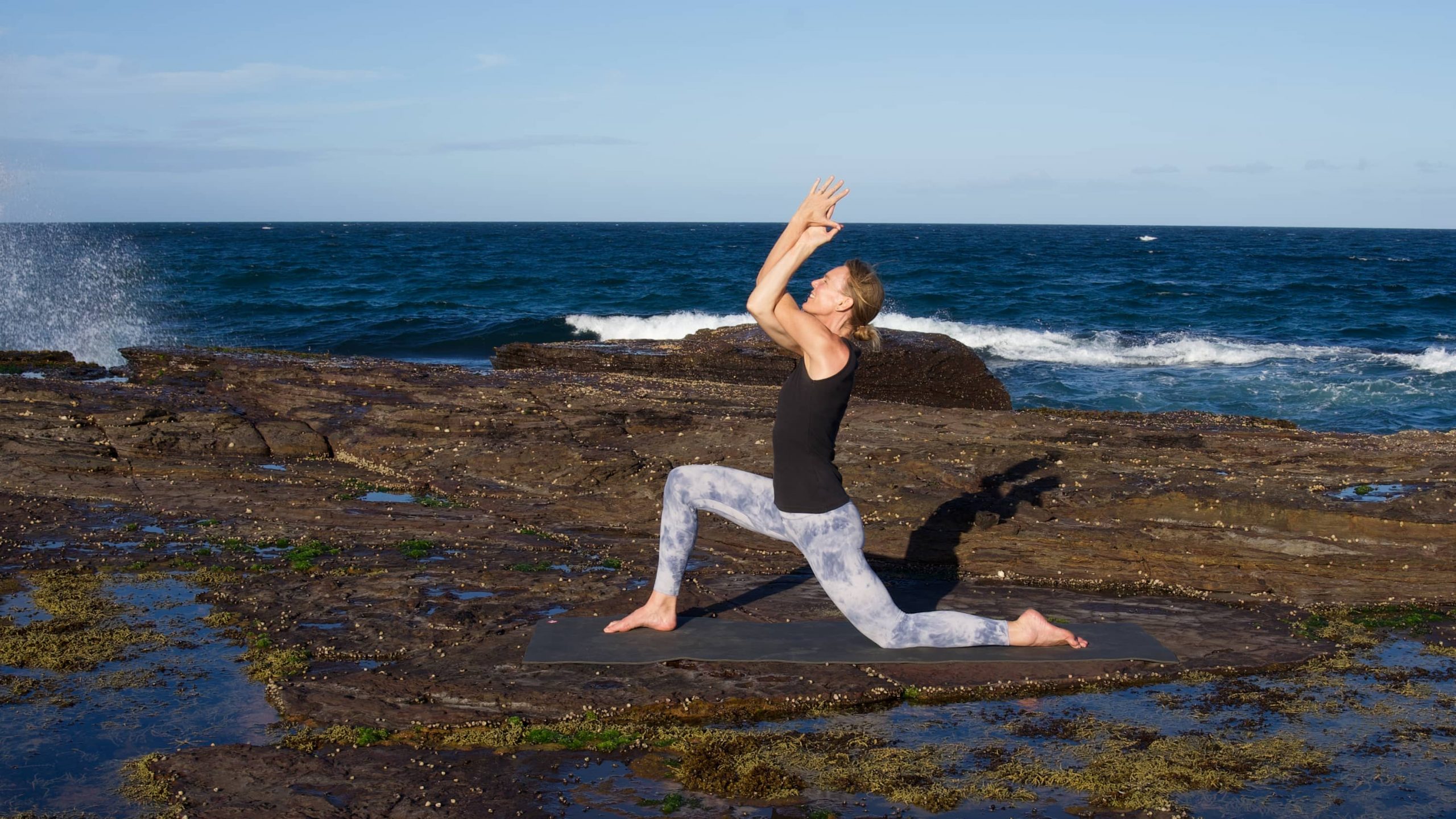 Bärbel von YOGAMOUR macht Yoga am Meer - #197 Tanzender Adler