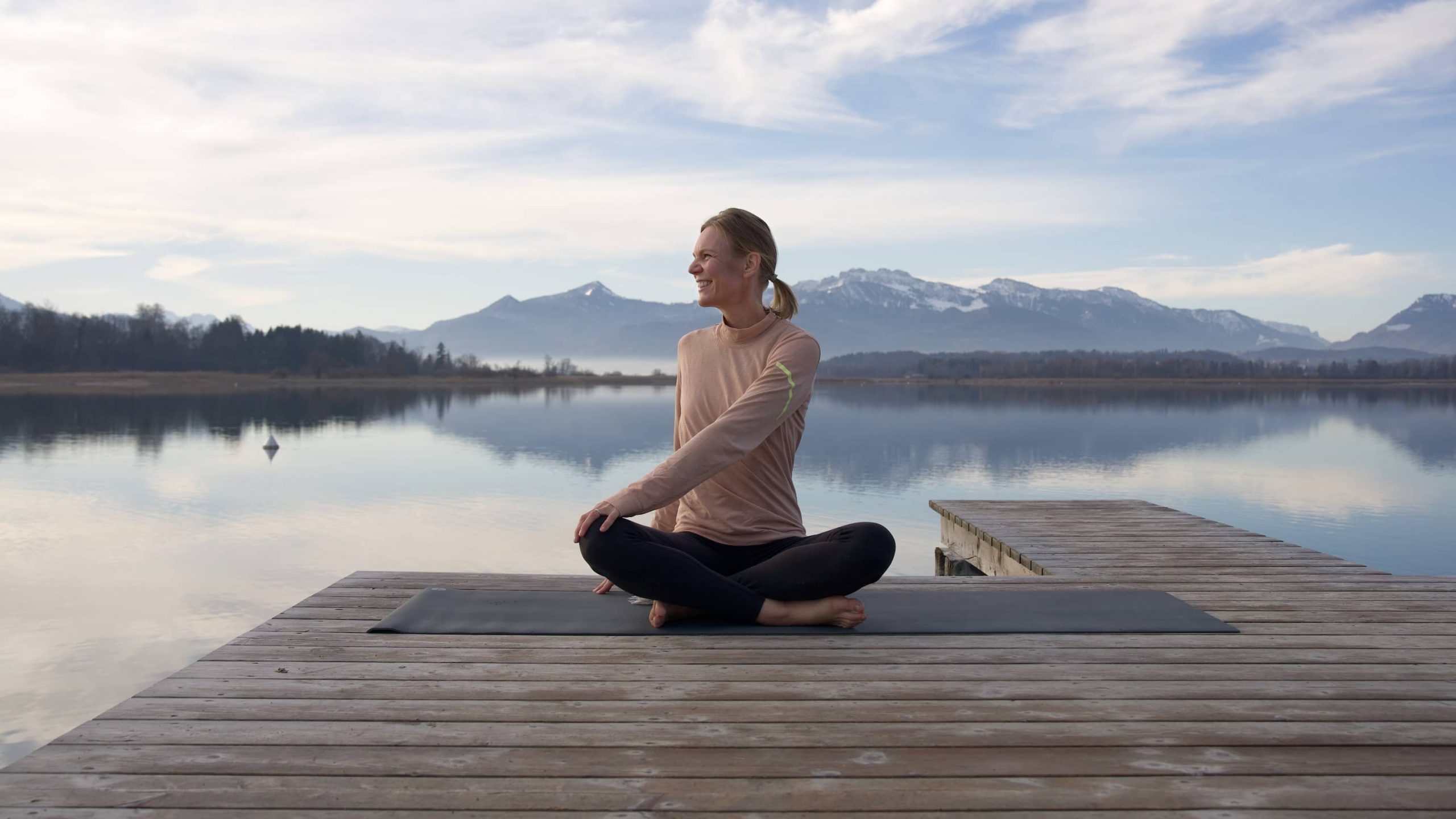 Yoga ohne Stützen: Bärbel am Chiemsee