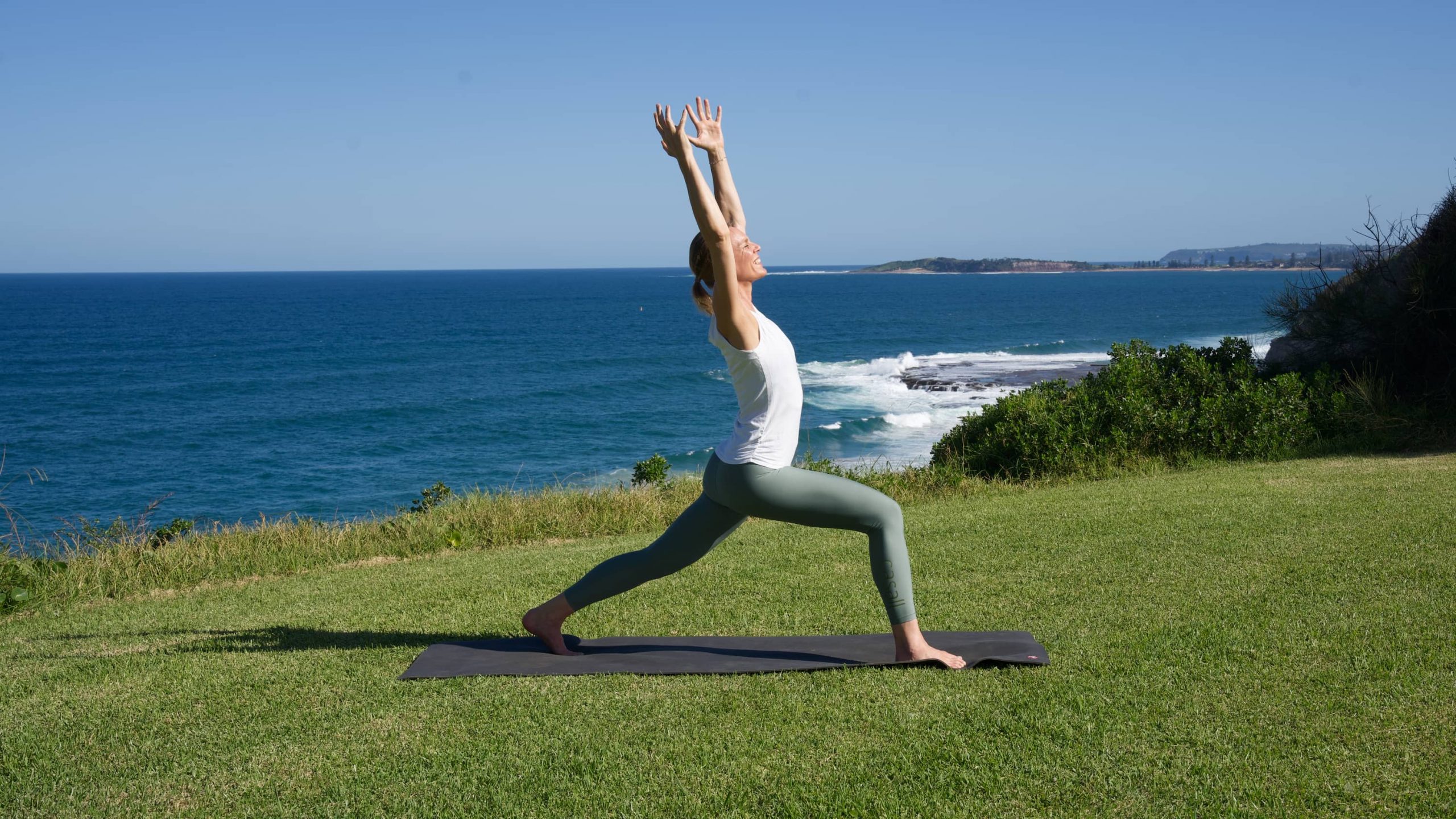 Bärbel beim Krieger 1 mit Meer im Hintergrund. YOGAMOUR #203