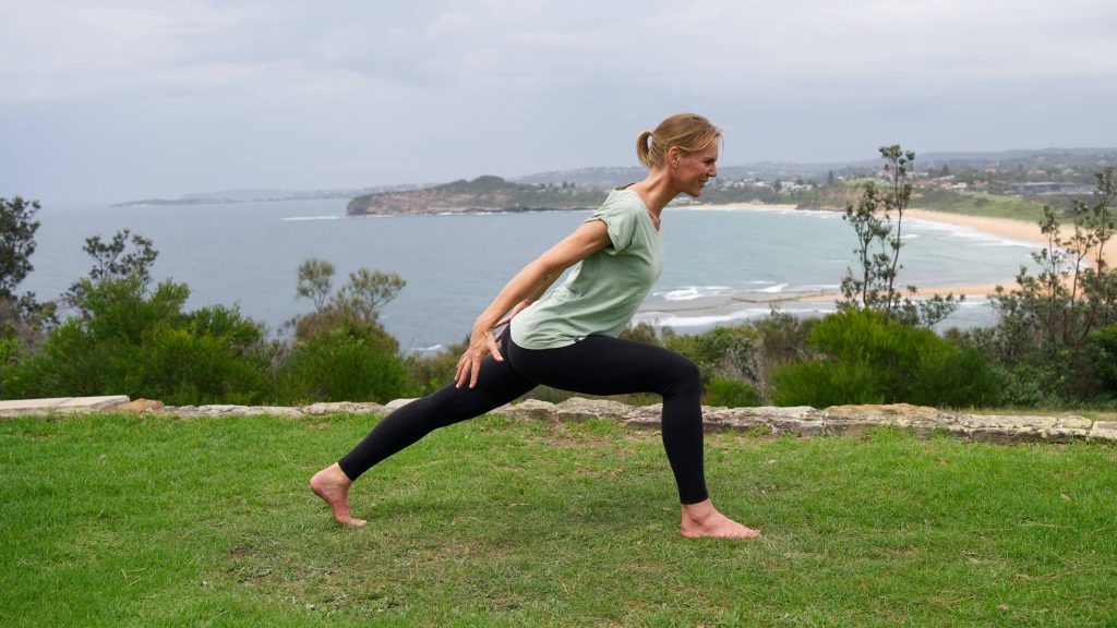 Bärbel beim Yoga im Stehen — YOGAMOUR 204