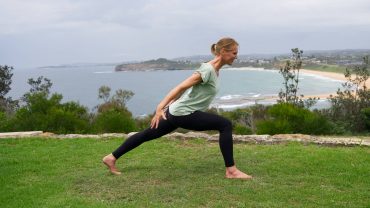 Bärbel beim Yoga im Stehen — YOGAMOUR 204