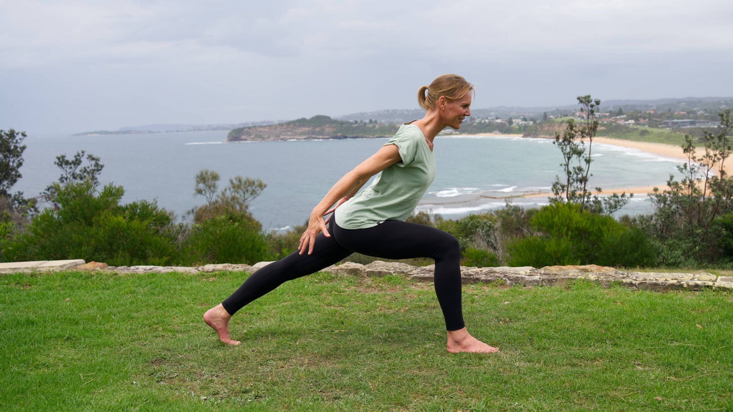 Bärbel beim Yoga im Stehen — YOGAMOUR 204