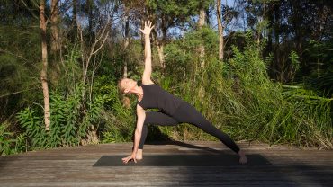 Bärbel beim parshvakonāsana. YOGAMOUR #205 - Mellow Flow