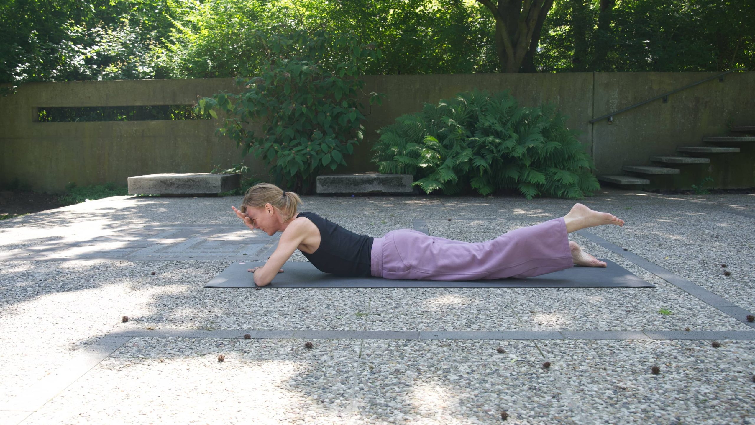 śalabhāsana mit Bärbel von YOGAMOUR.