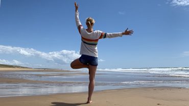 Bärbel von YOGAMOUR macht den Baum am Strand - Yoga im Urlaub