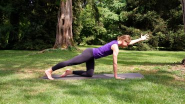 Bärbel praktizier Yoga im Park - YOGAMOUR 209: Less is More 3