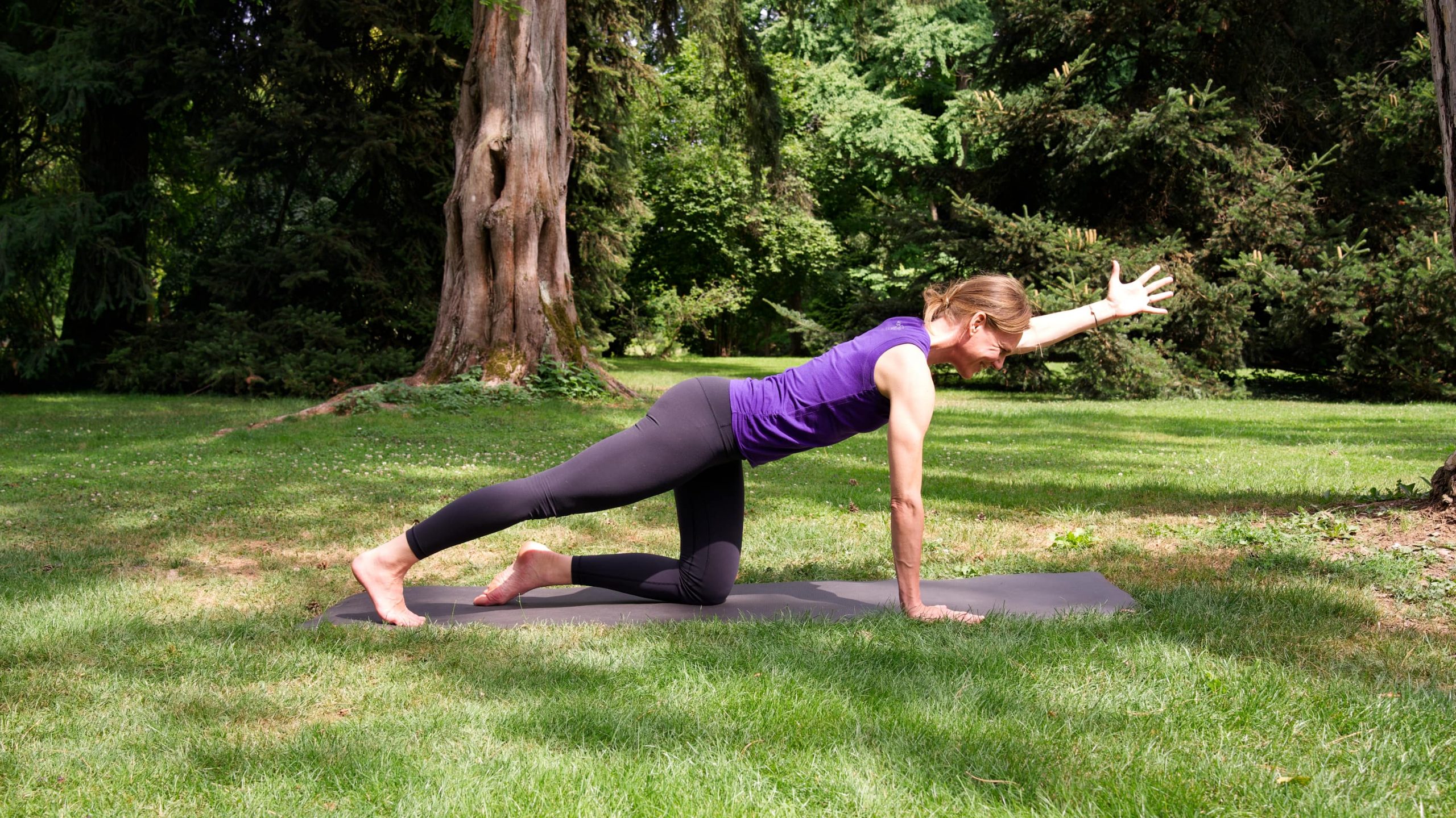 Bärbel praktizier Yoga im Park - YOGAMOUR 209: Less is More 3