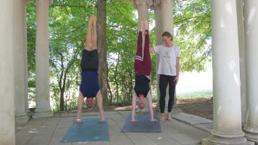 Sonja und Nico Schneider beim Yoga_handstand mit Bärbel von YOGAMOUR