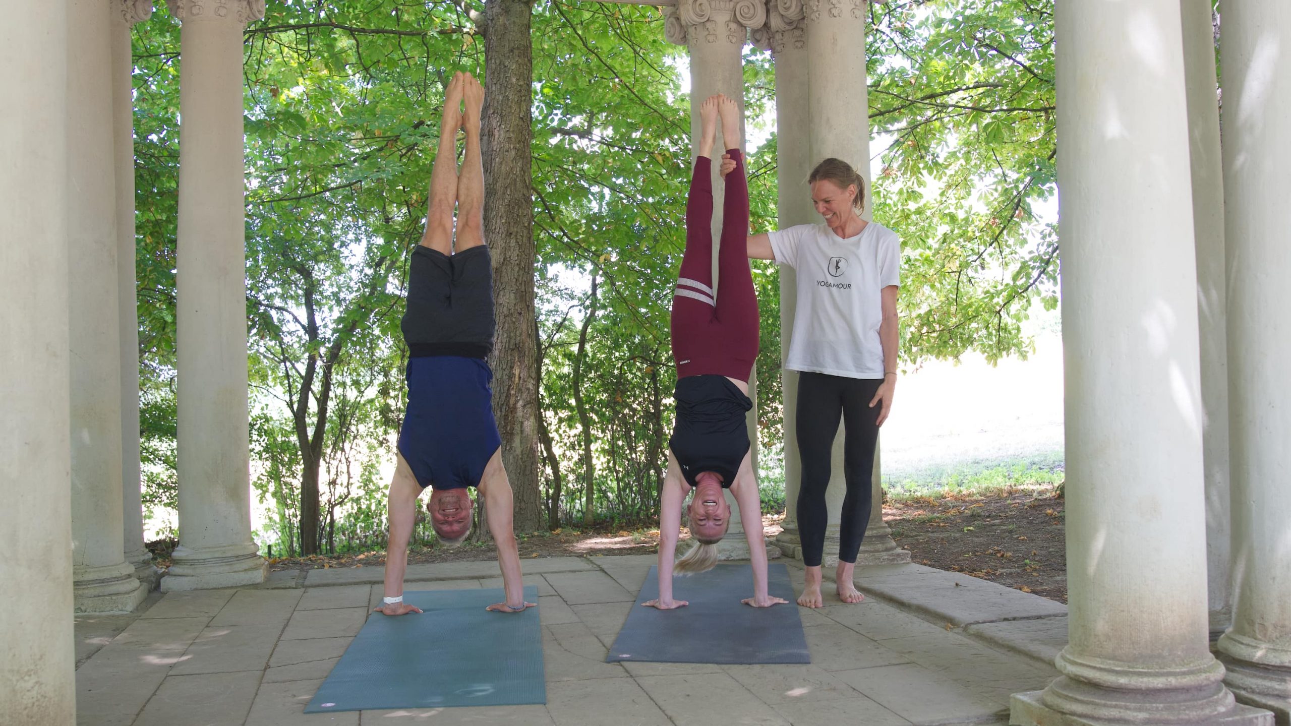 Sonja und Nico Schneider beim Yoga_handstand mit Bärbel von YOGAMOUR