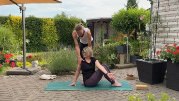 YOGAMOUR 212: Bärbel gibt Dörthe eine One-on-one
