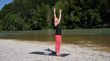 YOGAMOUR 213: Karuna Sonnengruß - Bärbel an der Isar