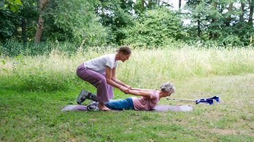 Bärbel von YOGAMOUR mit Susanne mit Fuss-Cast — YOGAMOUR 216