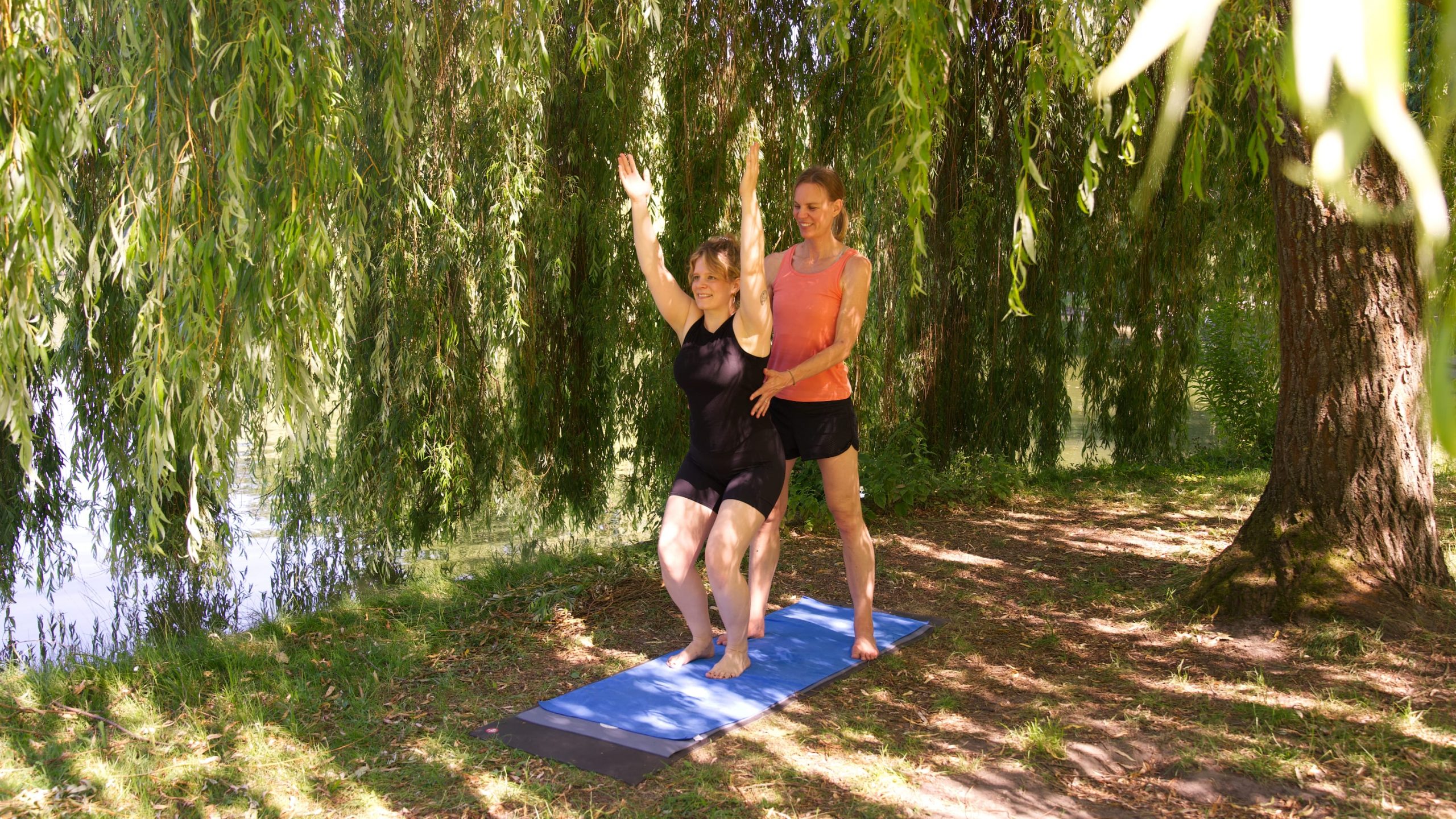 Bärbel und Lea in einer 1-on1-Yoga-session — YOGAMOUR 222