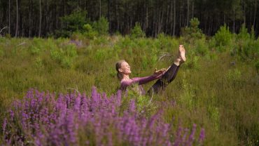 Die große YOGAMOUR-Challenge Januar 2026: Bärbel übt "das Boot"
