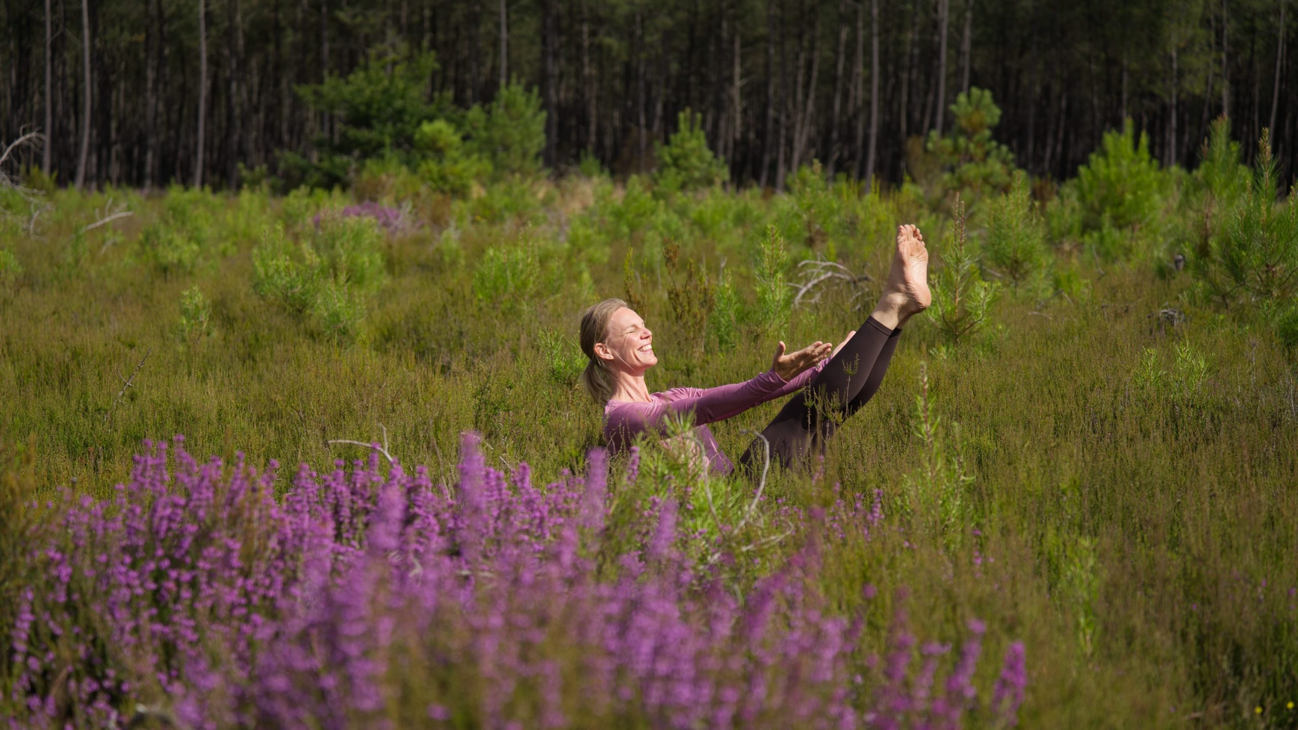 Die große YOGAMOUR-Challenge Januar 2026: Bärbel übt "das Boot"